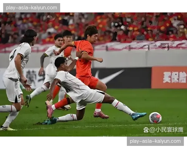 特写瞬间：终场哨响，保级队莱切球员与球迷看台共同庆祝胜利